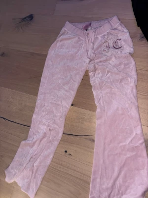 Juicy Couture mjukisbyxor  - ber om ursäkt för det dåliga bilderna!                                säljer iallafall 2 juciy set i ljusgrön och svart ,pris 500kr resten är byxor beige grå röd den gamla modellen av ljusrosa och ett annat par i en lite mörkare rosa ,skriv privat för bättre bild storlek osv