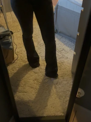 Svarta bootcut jeans - Skitsnygga svarta jeans som inte har kommit till användning, perfekt för skolan💗