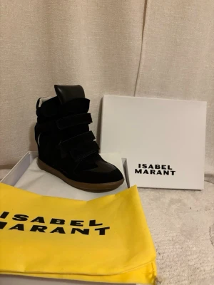 Isabel Marant - Bekett Sneakers/39 - Säljer ett par Isabel Marant Bekett sneakers i storlek 39. Allt följer med alltså (Dustbag,Box) kvitto finns och skorna är knappast använda och enbart testade inomhus. Dessa är helt perfekta för tjejer som vill ha mode och lyx skor för en tredje del av priset från butik.