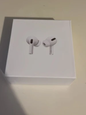 Apple AirPods Pro trådlösa hörlurar - Snygga vita AirPods Pro från Apple med stilren design och silikonproppar för bra passform. Kommer i originalförpackning med trådlöst laddningsetui. Perfekta för musik, samtal och träning tack vare brusreducering och smidig anslutning till iPhone. Pris kan diskuteras!