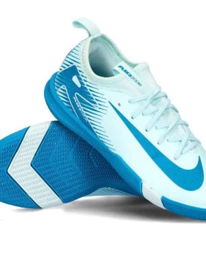 Nike Air Zoom blå fotbollsskor - Säljer ett par Nike Air Zoom inomhus Fotballskor i ljusblå och blå färg. Skorna har en snygg design med stora blå swoosh-loggor, snörning och slitstark syntetöverdel. Yttersulan är mönstrad för bra grepp på planen. Perfekta för dig som vill sticka ut på matchen! Kosta vanligtvis 800kr 