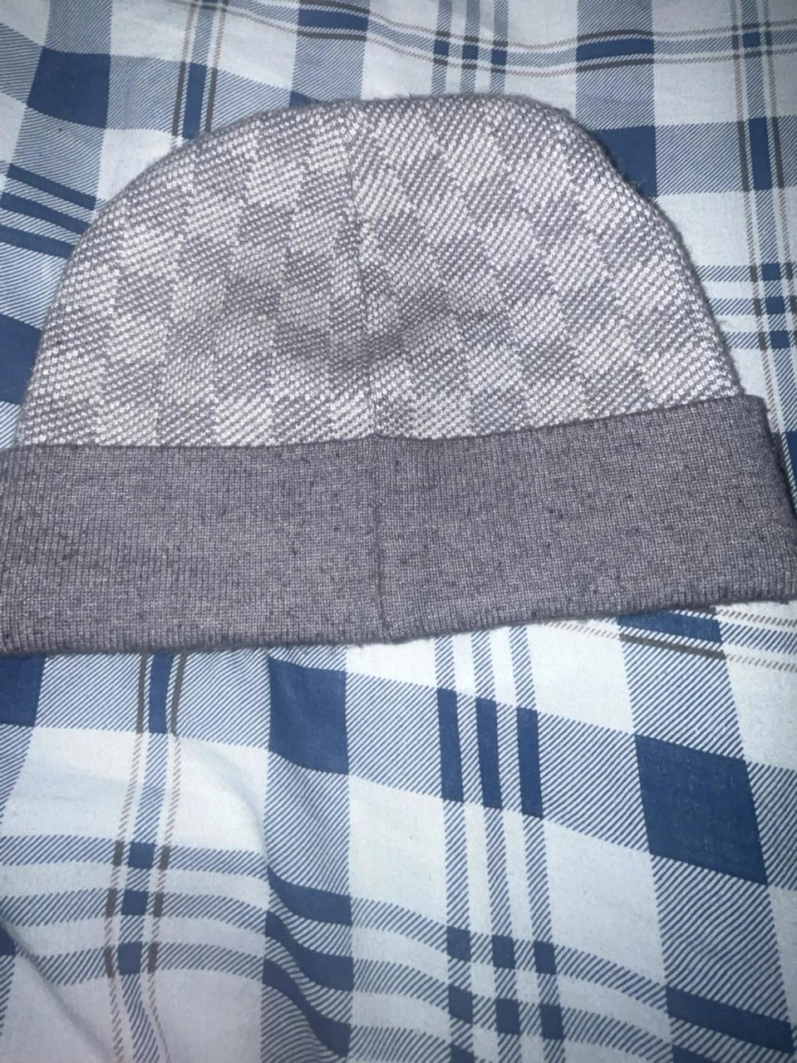 Grå mönstrad beanie med uppvik - 1