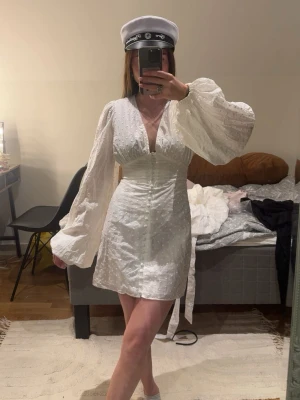 Adoore klänning  - Super snygg vit klänning ifrån adoore i storlek xs. Den är ny med prislapp!🥰❤️ 