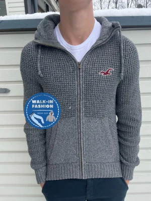 Stickad Hollister hoodie - Tja! Säljer nu denna sjukt snygga Hollister kofta som dessutom är vintage. Skick 8.5/10 toppskick utan synliga defekter. Modellen är 181 men passar allt mellan 170-182. Hör av er vid minsta lilla fundering!