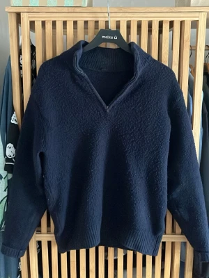 Uniqlo halv zip - Tjenixen, säljer en halv zip ifrån uniqlo. Tröjan har ett jätte skönt material och är i väldigt bra skick. Vid funderingar är de bara att skicka.