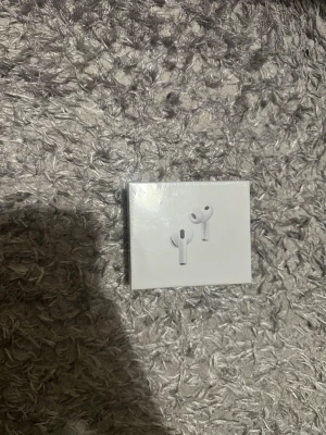 Apple AirPods Pro 3 - Snygga och smidiga vita AirPods Pro 3 från Apple. Trådlösa in-ear hörlurar med stilren design och laddningsetui. Perfekta för musik, samtal och träning. Kommer i originalförpackning.