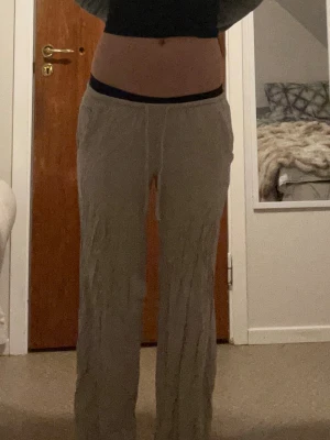 Beige mjukisbyxor från 157, XS - Säljer ett par beige linne byxor från 157 i storlek XS passar dock M och S. Byxorna har raka ben inner bens mått är 70 cm. Hör gärna av dig om du har frågor eller vill diskutera priset❤️❤️ byxorna har två fläckar!