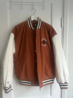 Converse Jacka Storlek S - Converse Jacka Storlek S. Ny utan prislapp 