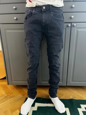 Mörkblå Replay Anbass. Stl W33/L34 - Säljer ett par mörkblå slim fit jeans från Replay, modell Anbass. Stl W33/L34. Jeansen har normal midja och raka ben med en smal passform. Perfekta till en avslappnad stil.