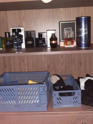 Blandade herrparfymer från kända märken - Samling av exklusiva herrparfymer från märken som Valentino, Chanel, YSL, Niche och Dior. Flakongerna har olika former och färger, bland annat svart, blå, bärnstensfärgad och transparent glas. Perfekta för dig som vill ha variation i din doftgarderob Försöker bli av med allt.