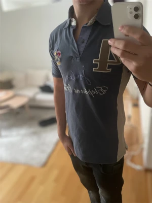 Joules Piké med brodyr - Snygg piké med bra passform, passar s/xs | skick 9/10✅| skriv vid frågor eller funderingar!