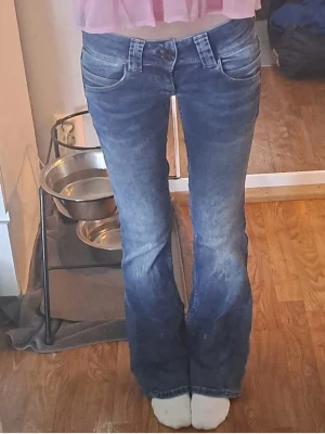 Snygga low waist jeans💕 - Säljer mina snygga jeans från ”pepe jeans” då dom är för korta på mig! Dom är som nya eftersom jag bara använt dom 2 gånger☺️