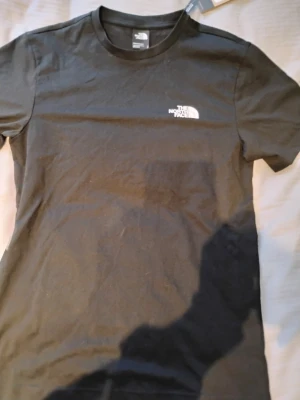 Svart t-shirt från The North Face - En helt oanvänd t-shirt från The North Face. Jag har aldrig använt den då storlek ej passar. Lapp finns kvar och priset är ett bra kap emot orginal priset.