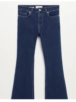 Mörkblå bootcut jeans med medelhögmidja - Säljer jeans från mango🩵