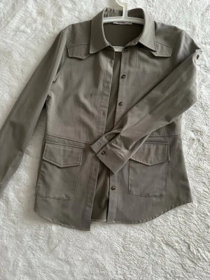 Beige overshirt från NA-KD - Stilren  overshirt från NA-KD med klassisk krage, 💕använd 1 gång!! Skriv till mig om du vill ha fri frakt 🚚 