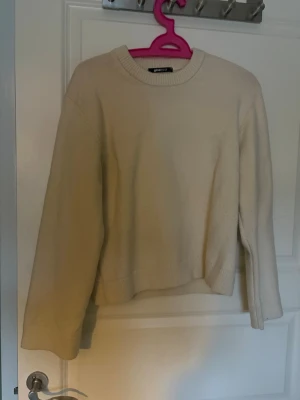 Stickad tröja från gina tricot - Säljer en jätte fin stickad tröja från gina tricot. Den är inte mycket använd och är i nyskick utan defekter. Säljer då jag har för många tröjor💓