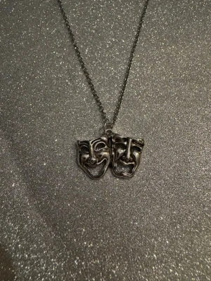 Halsband glad/ledsen gubbe - Halsband som inte är i äkta silver/guld. Kedja är oftast 50cm men kan ibland komma i 45cm. Kedja är rostfritt stål, berlock oftast i zinklegering men kan även det i vissa fall vara rostfritt stål. Be gärna om mått på berlock om detta är viktigt då bilderna är missvisande när det gäller hur stora dom är! 🌹❤️  Allt är nytt även om de kan stå ”mycket bra skick” , detta mest för att Vinted inte ska fundera på varför jag bara har nya saker .  Bud accepteras inte 🥰🌹