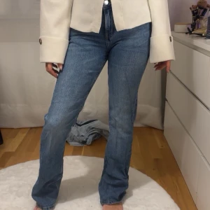 Jeans  - Super snygga jeans från bikbok. Slitna där nere som syns på bild 2. Storlek w27 L34