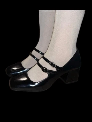 Mary Jane skor - Snygga Mary Jane pumps från Bershka. Har några repor men är hela och i bra skick. Mycket bekväma och är i storlek 39.