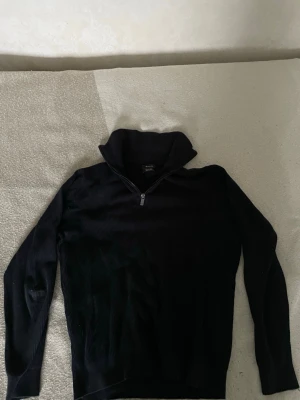 Mörkblå half-zip - Jäkligt schysst ribbed for her pleasure stickad half-zip från Massimo Dutti. Köpt på deras butik i Gbg. Sitter slim jämfört med andra Dutti plagg i M. 🤠