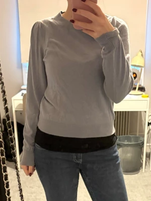 Ljuslila stickad tröja - NYPRIS: 800 Säljer en ljuslila stickad tröja med rund halsringning och långa ärmar. Tröjan har ribbade muddar vid ärmslut och nederkant samt en enkel, stilren design som passar till mycket. Perfekt att matcha med jeans eller kjol.