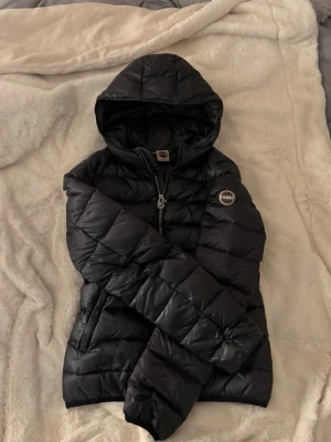 colmar dunjacka svart  - super fin svart colmar dunjacka, super fint skick förutom att dragkedjorna blivit lite rostfärgade! står storlek 42 i men passar perfekt på mig som har xs/s💕 perfekt höst jacka!