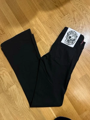 Cheap Monday / Weekday hel svarta jeans stl 27/32 - 💗 Helt nya svarta jeans från Cheap Monday / WEEKDAY, modell Booty Bei. Väldigt lågmidjade. Storlek 27/32 vilket motsvarar exakt en S eller ungefär en XS. W 27 , L 32 Prislapp kvar, aldrig använda då de ej passade mig.  Finns mått i slutet, tagna från hemsidan så de är endast ungefärliga.  💗 Booty Bei har en smal passform med låg midja, bootcut-ben och lång längd. Dessa jeans är tillverkade av en bekväm stretchig bomullsdenim med återvunnen polyester och återvunnen bomull. ✅Välj helst Instabox✅