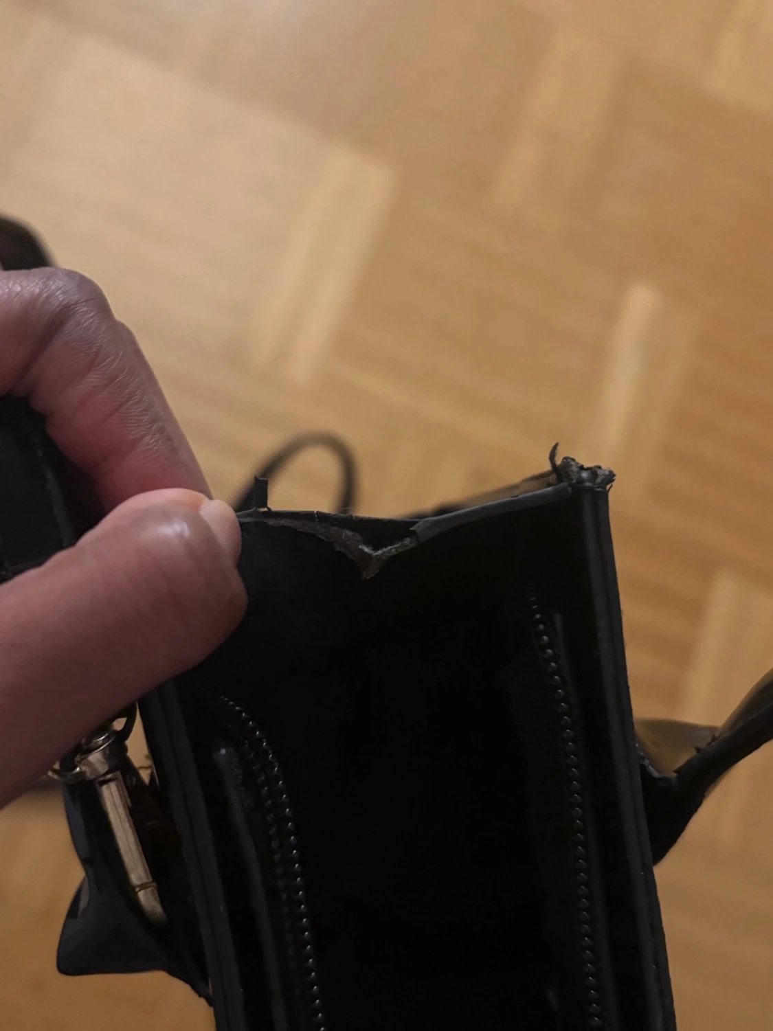 Svart lackad handväska med axelrem - 1