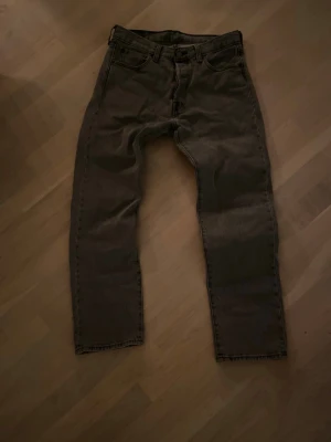 Levis 501 - Feta Levis 501 jeans, kanppt använda och inga defekter. Frågor skriv PM 🙌. Pris kan diskuteras 