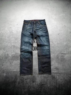 Selvedge Hilfiger Denim jeans - Tjenare! Säljer ett par tvär fetta Selvedge Id hilfiger jeans med ruggigt snygga slitningar🔥Jeansen är i storlek W33 L32 och har en rak passform👖vid frågor eller vid behov av fler bilder är det bara att kontakta mig privat, Mvh Olle👋