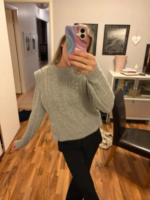 Stickad tröja  - Stickad volang tröja som inte går att köpa längre!!💘 Storlek S, inga defekter 