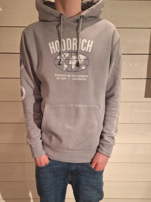 Hoodrich hoodie - Hör av dig vid frågor eller funderingar! Modelen är 172cm!