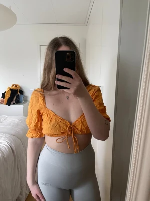 Orange croppad topp från H&M - Säljer en superfin orange croppad topp från H&M. Sparsamt använd, i fint skick.