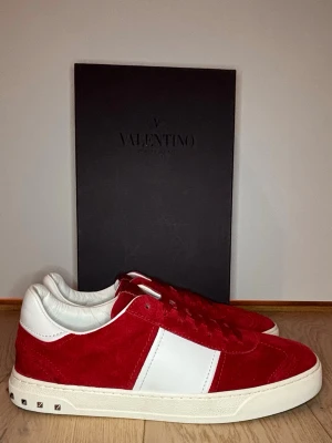 Valentino flycrew - Valentino Flycrew | Skick - 10/10 - Helt nya | Storlek - 43 passar 44 | Äkta | Box, 3 dustbags, extra snören och papper ingår | Hör av er vid frågor eller funderingar 🙌