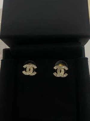  CC örhängen /  CC earrings  - Helt nya, oanvända 