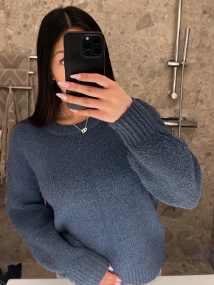 Blå stickad tröja från BikBok - Super mysig blå stickad tröja från BikBok i storlek XS. Tröjan har rund halsringning, ribbade muddar och lång ärm. Nypris är 499kr skriv privat för fler bilder eller frågor 