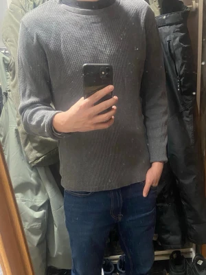 Grå sweatshirt från Levi's - Säljer en grå sweatshirt från Levi's i storlek S. Tröjan har en ribbad struktur och rund halsringning. Perfekt till höst och vinter, enkel att matcha med jeans eller andra byxor.