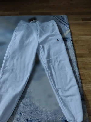Vita mjukisbyxor från Ralph Lauren - den är xxl men  den passar både L och M