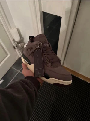 Nike Air Jordan 4 x A Ma Maniére - Nike Air Jordan 4 x A Ma Maniére använda en gång sen så har de gått upp i hyllan hang tag medföljer samt tillhörande box osv. Pris kan diskuteras vid snabb affär Pris kan diskuteras vid snabb affär skorna kommer att dubbel paketeras vilket innebär att de kommer komma i bubbelplast runt sko kartongen samt ytterligare en kartong runt om för maximala säkerhet!!!