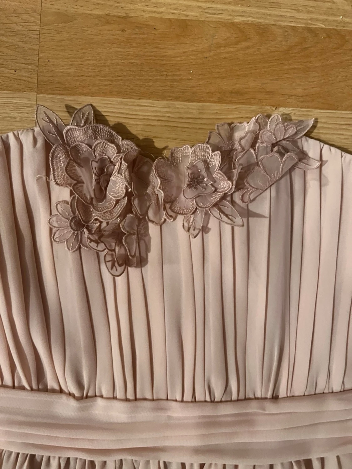 Ljusrosa långklänning med spetsdetaljer - 1