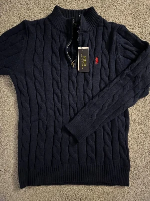 Polo Ralph Lauren Half Zip Blå - Helt ny video & Oanvänd ✔️, Storlek: M men passar som S✔️, Kommer med tags 🏷️, Skickas inom 1 dag 🚀, kontakta gärna för mer info 😊