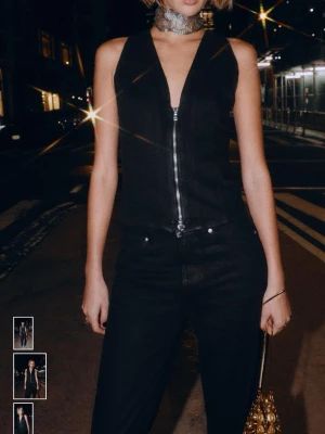Svart jeansväst med dragkedja från Zara - Nyskick!!🖤🖤