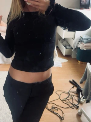 Svart långärmad med öppen rygg - Säljer en svart croppad topp med lång ärm och öppen rygg från Gina tricot, i storlek xs. Jag hade även tröjan med det öppna framåt så det blev uringat!!!