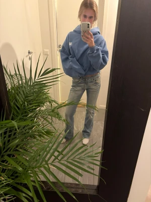 Blå jeans från Diesel - Snygga jeans från diesel. Jag är 168 som referens❣️Skulle säga att de är en 36 storlek.