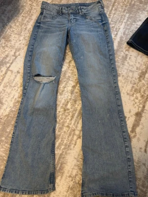 Lågmidjade bootcut jeans - Säljer nu dessa otroligt snygga & trendiga håliga, lågmidjade, bootcut-jeansen från h&m! De är i väldigt bra skick och har endast kommit till användning någon enstaka gång. Säljer då jag har många liknande! 