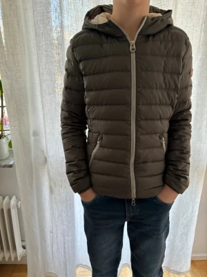 Colmar jacka grå - Dunjacka i grå färg passar ca 158. Tillverkad av Colmar, en liten tunnare jacka perfekt på våren och hösten. 