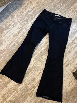 Lågmidjade bootcut jeans - Säljer de här otroligt fina jeansen från Mavi som är helt nya utan prislapp! Säljer då de är lite för små och för korta för mig som är 170cm !😚😚