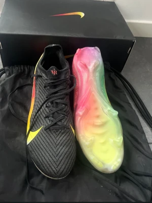 Ett par limited edition Nike mercurial elite Vini jr - Skorna är använda i cirka 3–4 månader och är i bra skick. Detta är en limited edition-modell som inte längre finns att köpa, vilket gör dem extra eftertraktade. Storlek 43. Nypris ligger på cirka 3 500 kr – ett perfekt tillfälle att få tag på ett par unika skor till ett bättre pris.Skorna är använda i cirka 3–4 månader och är i bra skick. Detta är en limited edition-modell som inte längre finns att köpa, vilket gör dem extra eftertraktade. Storlek 43. Nypris ligger på cirka 3 500 kr – 