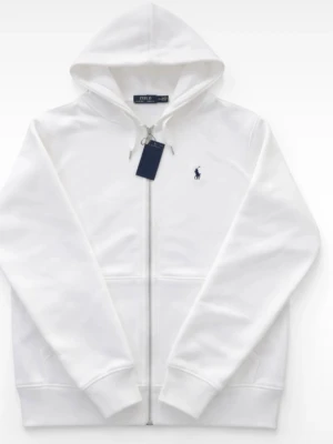 Polo Ralph lauren hoodie  - Vit Polo Ralph Lauren Hoodie  Stilren vit hoodie i klassisk design ✨ Mjukt och bekvämt material som passar perfekt till vardag 👌 Plagget är aldrig använt och i nyskick 🧥 Enkel att matcha för en clean outfit 💎  🔹 Märke: Polo Ralph Lauren 🔹 Färg: Vit 🔹 Skick: Aldrig använt 🔹 Passform: Klassisk 📦 Snabb leverans 