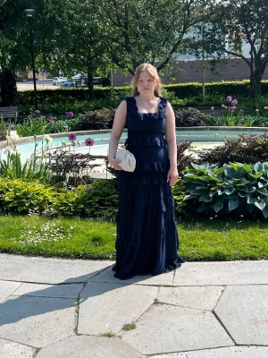 Blå balklänning från lulus - Säljer nu min fina balklänning. Den är uppsydd så passar perfekt till längd 155-160 om man har klackar. Som man ser på bilden så släpar den fortfarande lite. Den är i storlek S men är även tillsydd upptill så skulle säga att den passar storlek xs. Den har även en slits från midjan på höger sida. Den har inga defekter och så den är fortfarande som ny i skick. Nypris: 1500kr